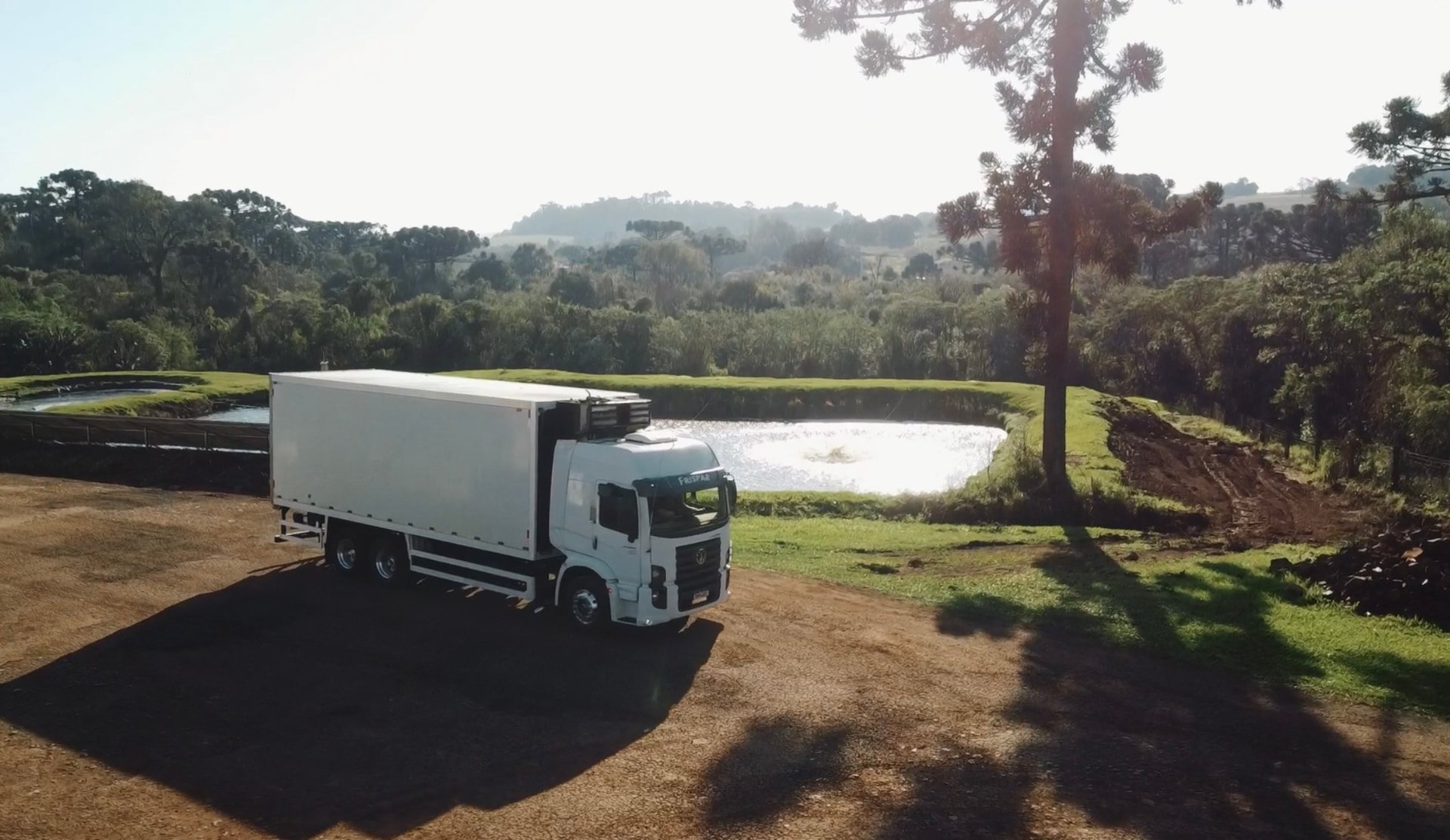 Caminhão refrigerado Frispar em uma propriedade rural